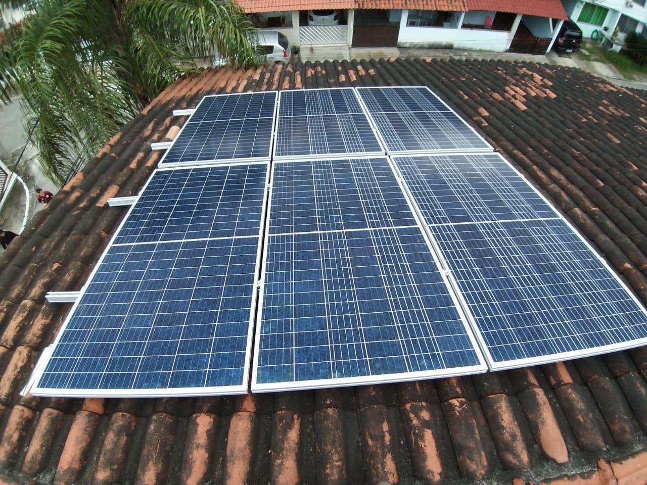 Sistema de 5,44kWp com 16 painéis
